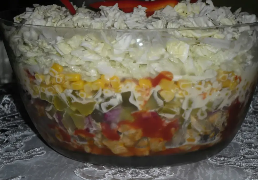 Sałatka gyros jak układać warstwy, aby zachwycić smakiem i wyglądem