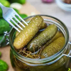 Jaki ogórek do sałatki jarzynowej? Wybór, który zmieni smak potrawy
