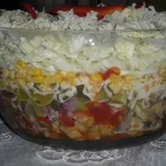 Sałatka gyros jak układać warstwy, aby zachwycić smakiem i wyglądem