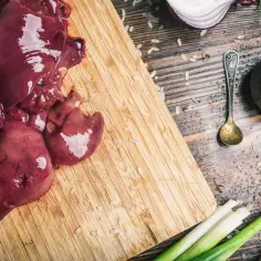Wątróbka drobiowa dla dziecka: kiedy wprowadzić i jak przygotować?