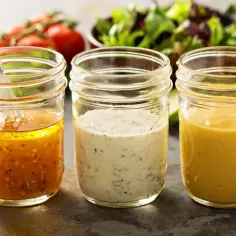Jak zrobić dressing do sałatki – proste przepisy na pyszne sosy