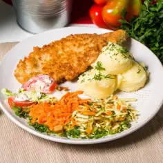 Jaką surówkę do ryby i frytek wybrać, aby zachwycić smakami?