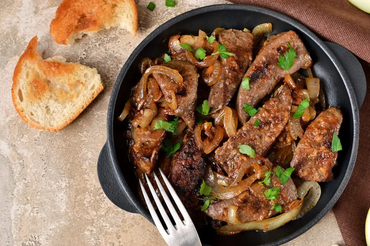 Zdjęcie Na czym smażyć wątróbkę drobiową, by uniknąć nieprzyjemnych smaków?