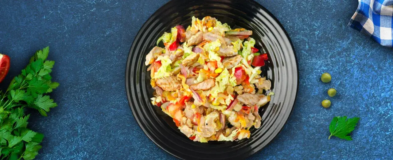 Zdjęcie Sałatka gyros jak układać warstwy, aby zachwycić smakiem i wyglądem