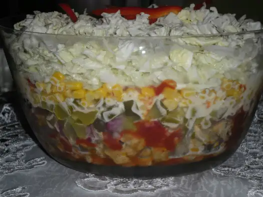 Sałatka gyros jak układać warstwy, aby zachwycić smakiem i wyglądem