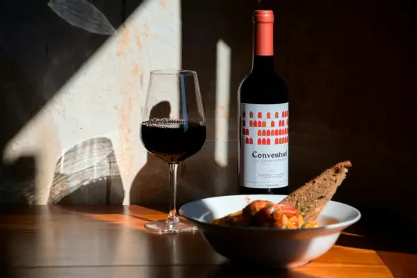 Jak wybrać odpowiednie wino do różnych rodzajów mięs i potraw