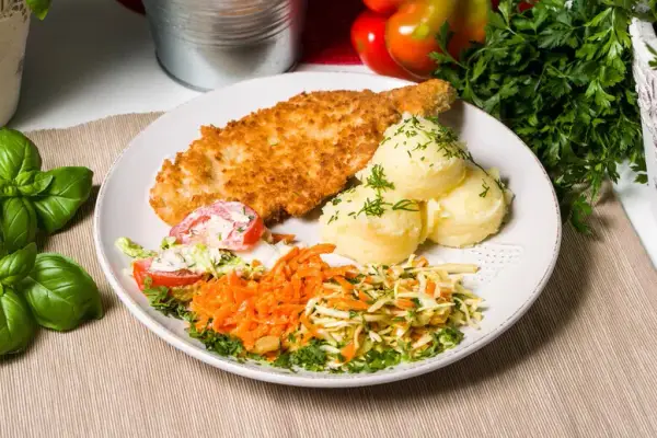 Jaką surówkę do ryby i frytek wybrać, aby zachwycić smakami?