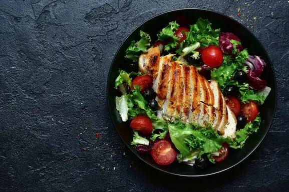 Jak długo gotować pierś z kurczaka do sałatki, aby była soczysta?